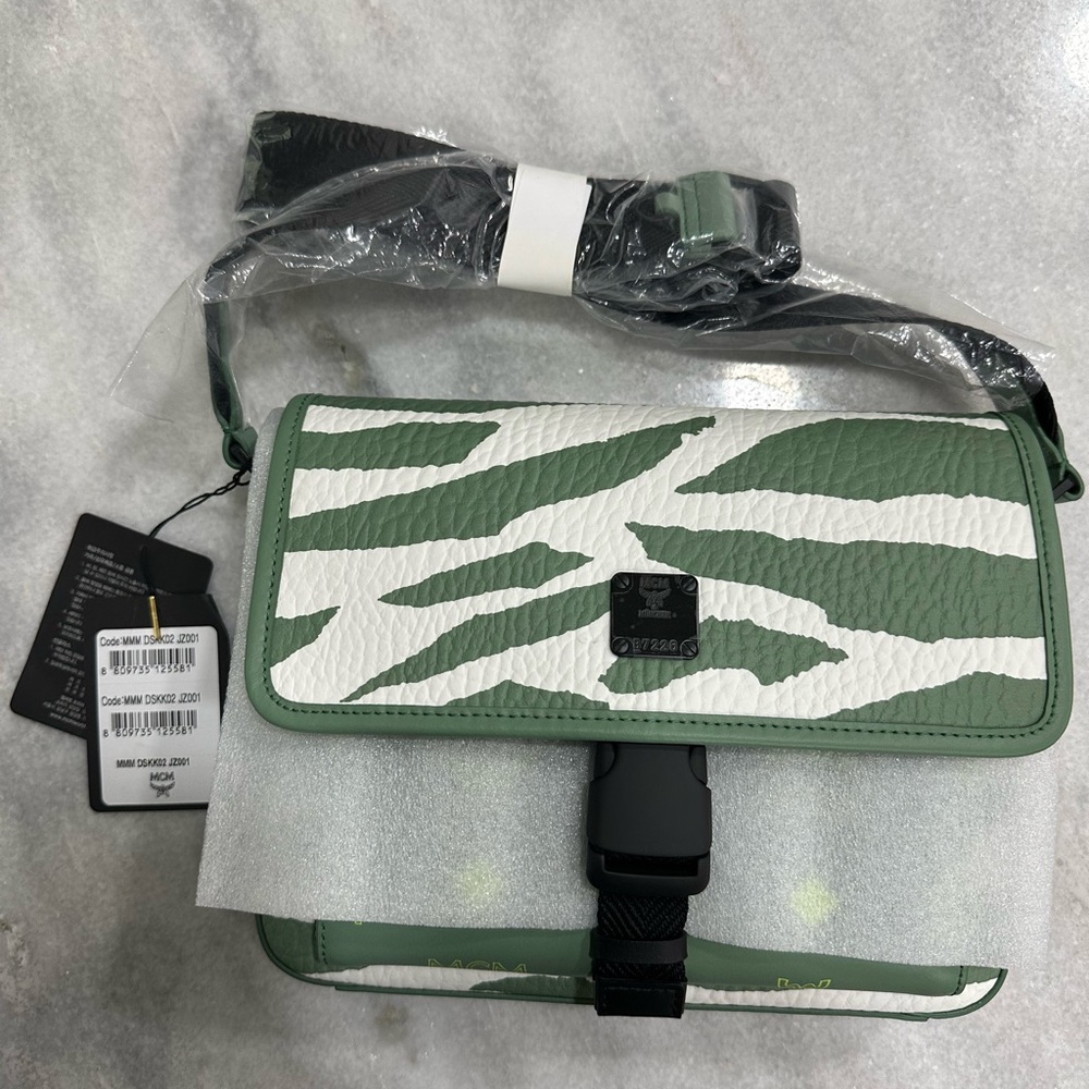 MCM Klassik Messenger bag in Meta Safari Visetos